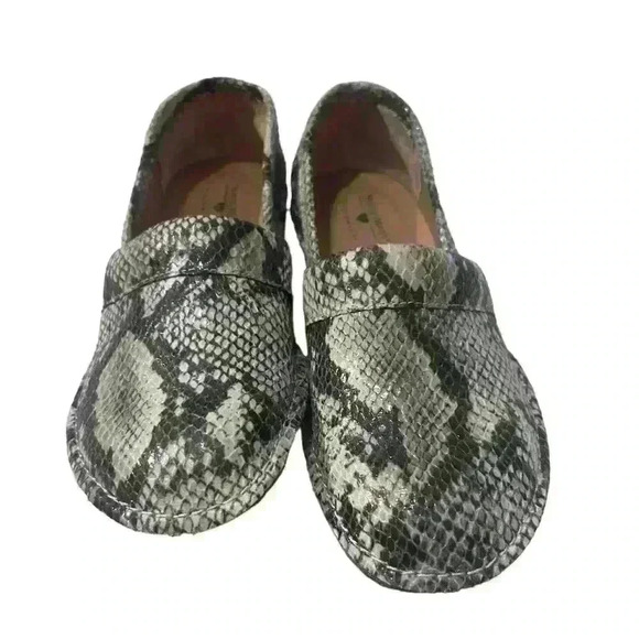 Nurse Mate Pillow Top Animal Print Clogs Slip ons Size 8 Gently Used - Picture 2 of 6